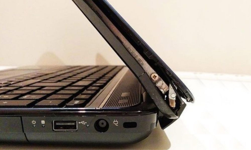 Dell Laptop Menteşe Değişimi